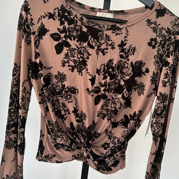 Free Kisses Black Flowers Roses Print Beige Long Sleeve Crop Top Size Large - Picture 3 of 7